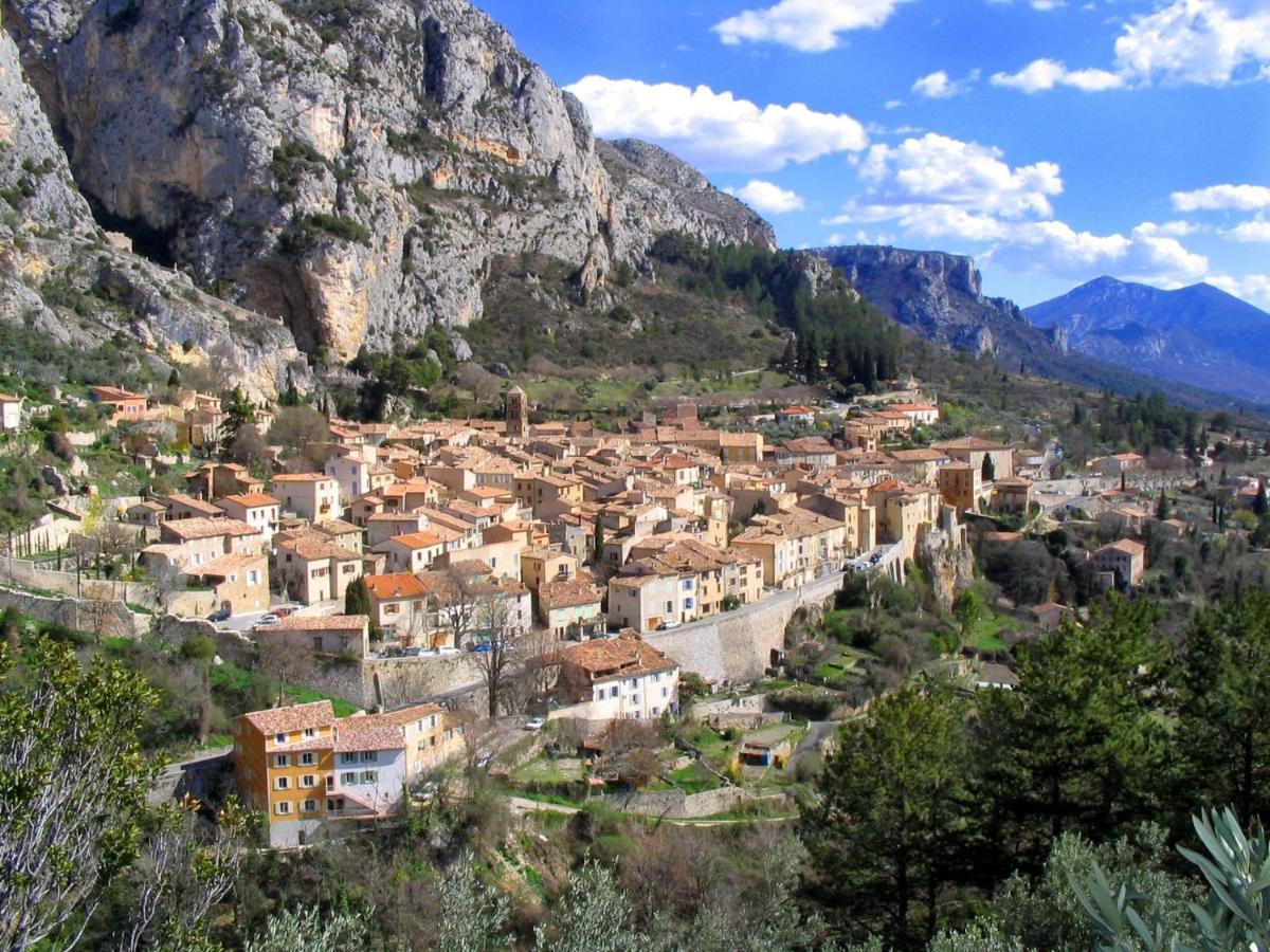 Camping Le Saint Clair Moustiers-Sainte-Marie Exterior foto